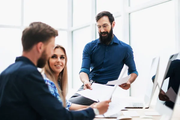 Chefe discutindo com os funcionários um novo contrato  . — Fotografia de Stock