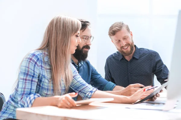 De cerca. equipo de diseño discutiendo nuevo proyecto . — Foto de Stock