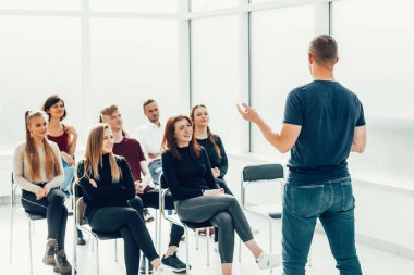 Konuşmacı bir grup genç insan için bir rapor hazırlıyor..