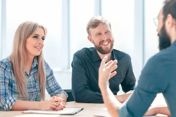 Grupo de empresarios sentados en la mesa de la oficina. — Foto de Stock