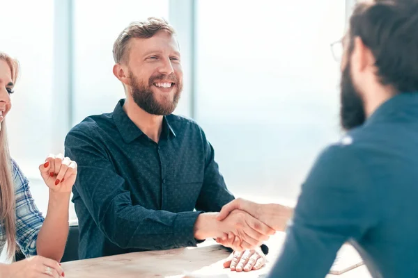 Uomini d'affari che si stringono la mano ad una riunione in ufficio . — Foto Stock