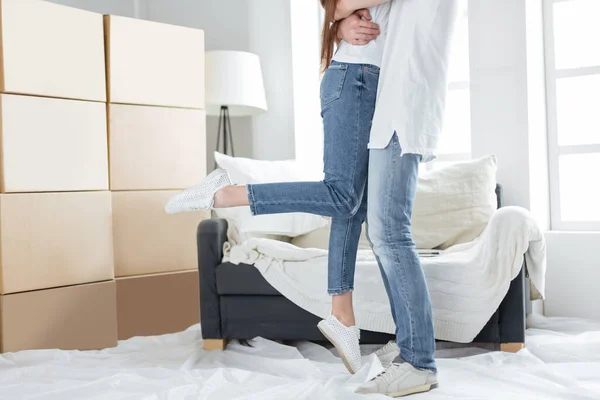 Feliz pareja en el día de mudarse a su nuevo apartamento — Foto de Stock