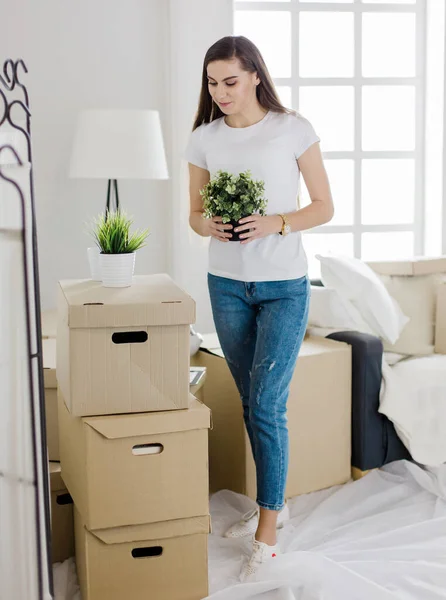 Šťastná mladá žena stojící ve svém novém bytě — Stock fotografie