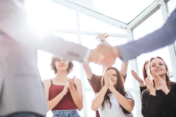 Joven empresario seguro de sí mismo estrechando la mano con su socio comercial — Foto de Stock