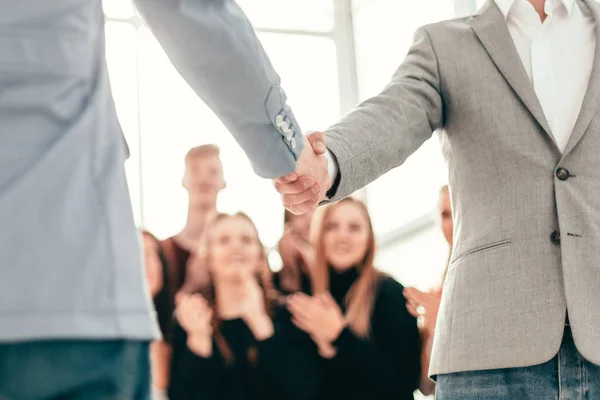 Selbstbewusste junge Geschäftsleute treffen sich per Handschlag — Stockfoto