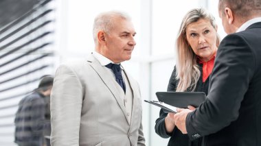 Kapat. İş arkadaşları iş belgesini tartışıyor.