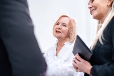 Kapat. Ofiste duran bir grup çalışan.