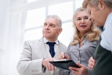 Kapat. güncel görevleri tartışan bir grup çalışan