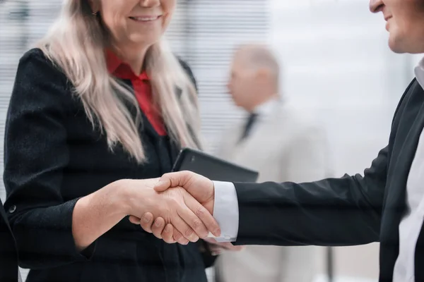 De cerca. hombre de negocios y mujer de negocios estrechando la mano entre sí. —  Fotos de Stock