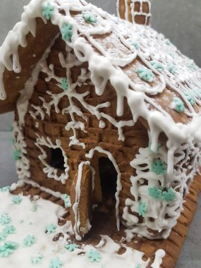 Kapat. Hafif arka planda güzel zencefilli kurabiye evi.