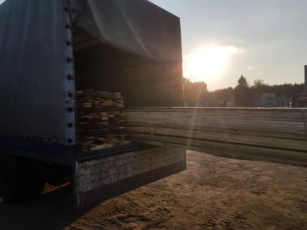 Nahaufnahme. Holzbohlen im LKW. — Stockfoto