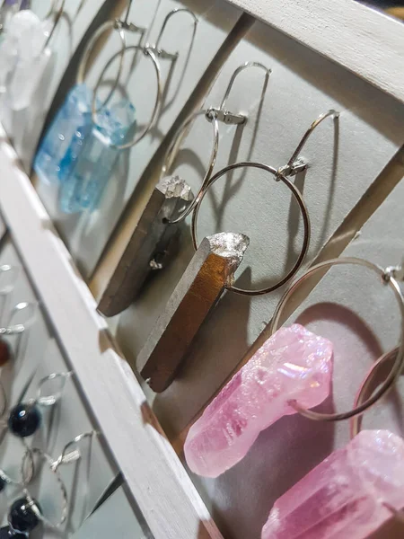 Nahaufnahme. Ohrringe mit Steinen auf dem Ständer in einem Juweliergeschäft — Stockfoto