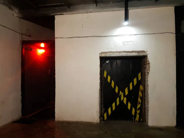 Темное пустое помещение в стиле подполья — стоковое фото