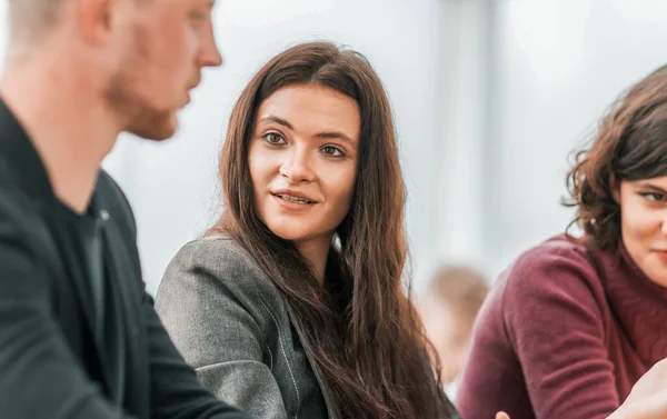 Groep jongeren uit het bedrijfsleven die online informatie bespreken — Stockfoto