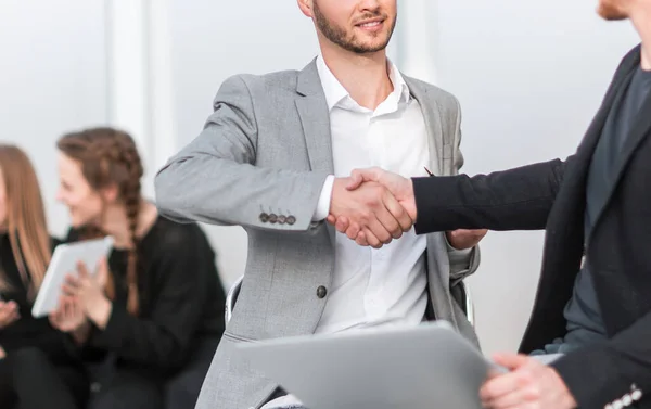 Colegas de negocios serios estrechándose la mano entre sí. fot —  Fotos de Stock