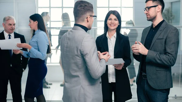 Gruppo di uomini d'affari in piedi nella hall dell'ufficio — Foto Stock