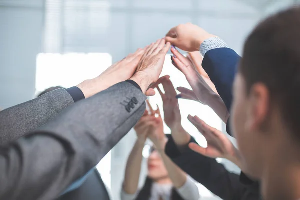 Fecha. um grupo de empregados que se juntam às palmas das mãos — Fotografia de Stock