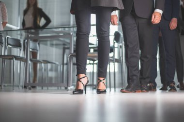 Kapat. Ofis iş merkezinden çeşitli iş adamları geçiyor..