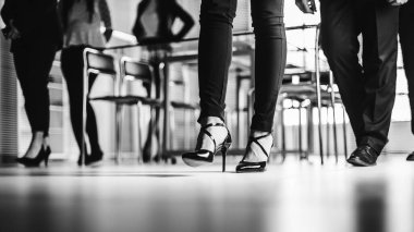 Kapat. Ofis iş merkezinden çeşitli iş adamları geçiyor..