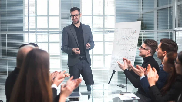 Équipe d'affaires applaudit le conférencier à la présentation de l'entreprise — Photo