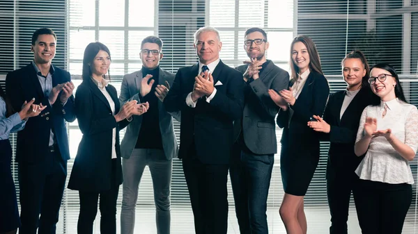 Grupp glada anställda applåderar deras framgång — Stockfoto