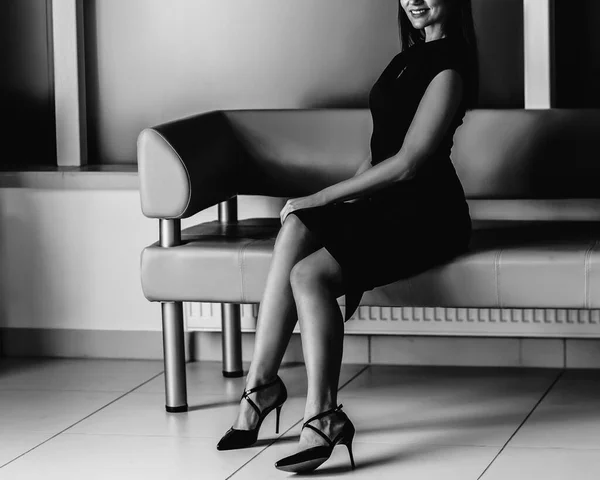 Smiling business woman sitting in office lobby. — Stock Photo, Image