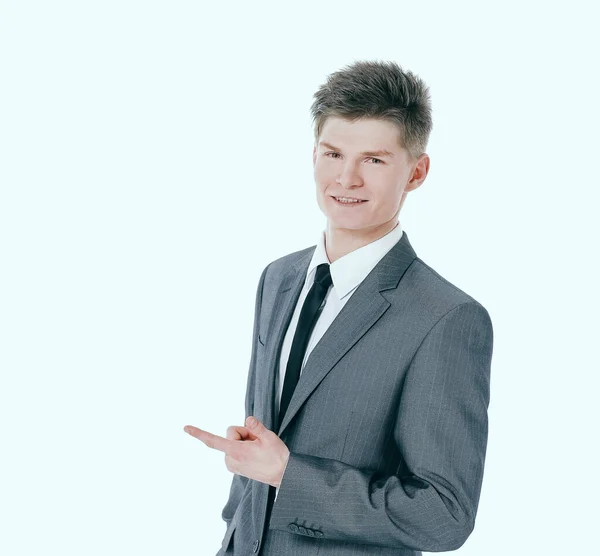 Молодой бизнесмен указывает на копировальное пространство . — стоковое фото