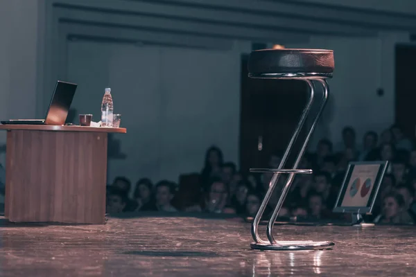 Altavoces colocan en el escenario oscuro en la sala de conferencias — Foto de Stock