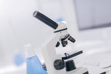 up.microscope bilim laboratuarı tablosunda yakın.