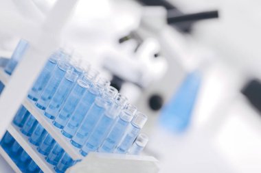 yakın çekim. mavi sıvı laboratuarda tüpler