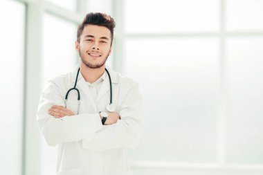 Hafif arka planda bir doktor portresi.