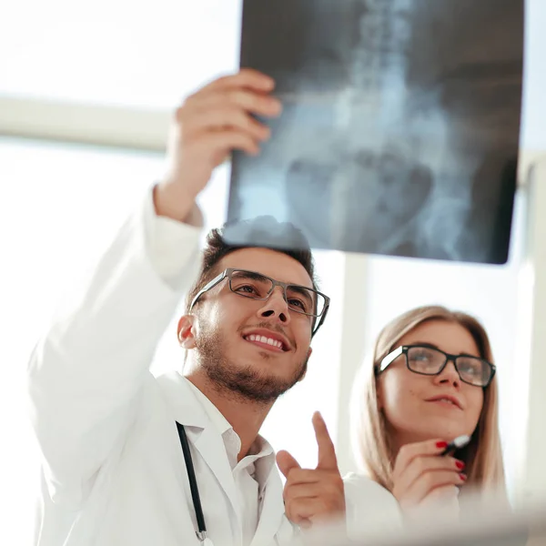 Dos médicos ortopédicos mirando la radiografía del paciente — Foto de Stock