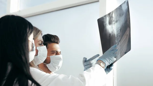 Kapat. Bir grup doktor röntgeni tartışıyor. — Stok fotoğraf