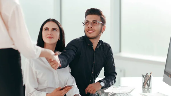 Zakenman schudden handen met de manager van het bedrijf — Stockfoto