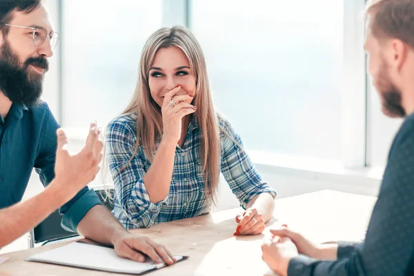 Gruppo di giovani di successo seduti al tavolo dei negoziati. — Foto Stock