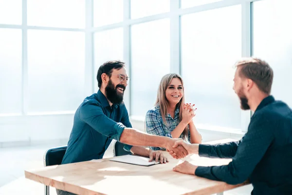 Empresários apertando as mãos durante a entrevista . — Fotografia de Stock