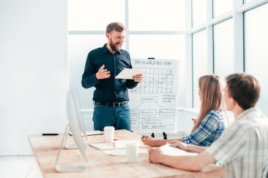 Dijital tabletli girişimci iş ekibi için bir rapor hazırlıyor