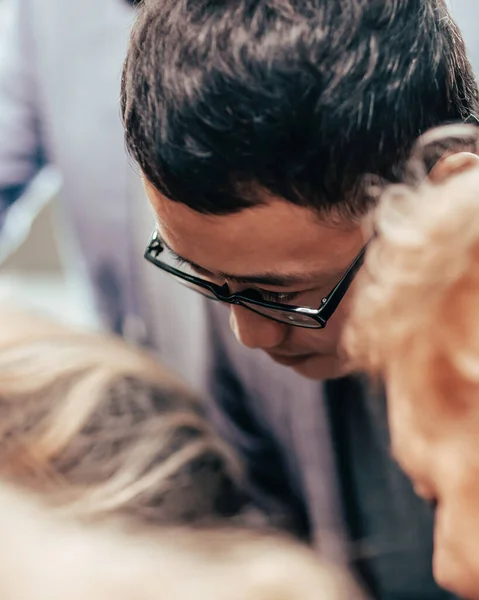 Nahaufnahme. Geschäftspartner diskutieren neue Ideen. — Stockfoto