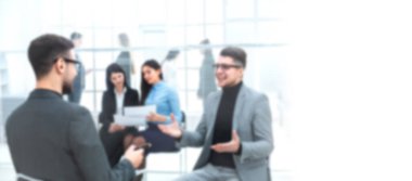 Genç iş adamı bir meslektaşıyla fikirlerini tartışıyor. Bulanık insanlar ile metin için arkaplan