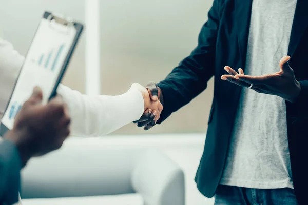 Doe dicht. jonge zakenmensen die elkaar de hand schudden — Stockfoto