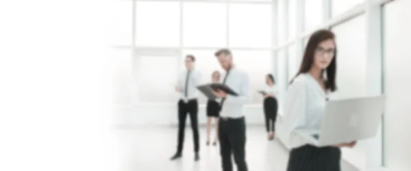 Geschäftsfrau und Angestellte in der Büro-Lobby. Hintergrund für Text mit verschwommenen Personen — Stockfoto