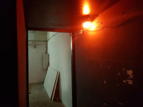 Brinnande ljus i rummet i underjordisk stil. — Stockfoto