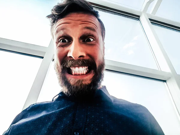 Homem barbudo bonito com um sorriso de dente — Fotografia de Stock