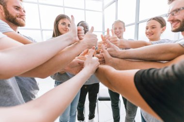 Kapat. Suc 'larını gösteren bir grup benzer fikirli genç.