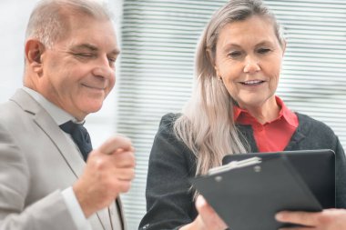 Proje Yöneticisi çalışma belgelerini meslektaşlarıyla tartışıyor