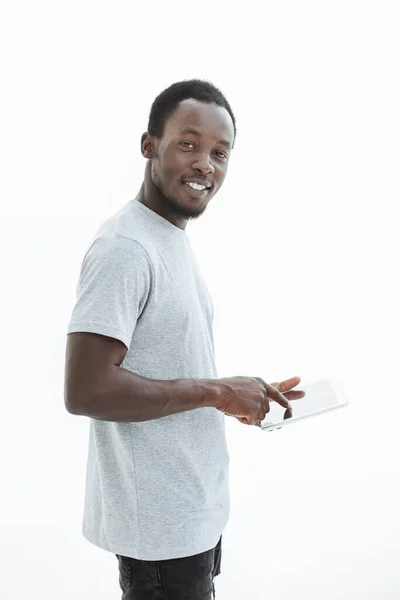 Dijital tabletli yakışıklı, modern bir adam. beyaz üzerine izole — Stok fotoğraf