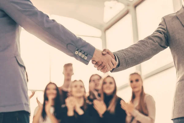 Fecha. confiantes jovens empresários apertando as mãos — Fotografia de Stock