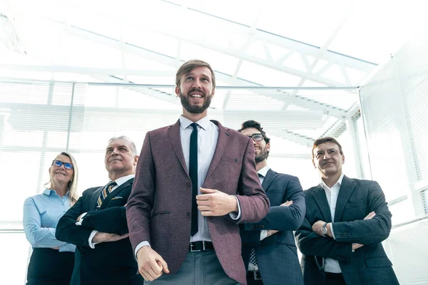 Ευτυχισμένος επιχειρηματίας με την επιχειρηματική του ομάδα να στέκεται στο γραφείο . — Φωτογραφία Αρχείου