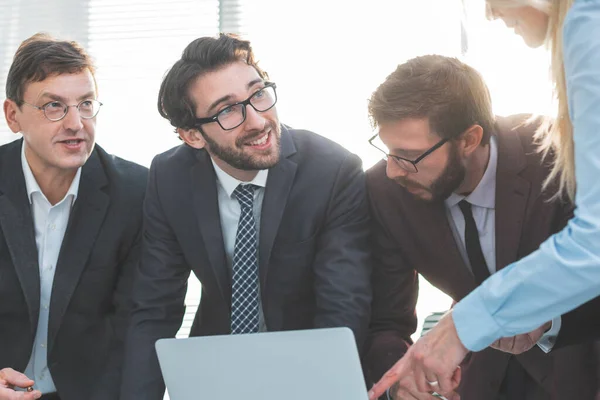 Vicino. gruppo di lavoro che discute i documenti aziendali — Foto Stock