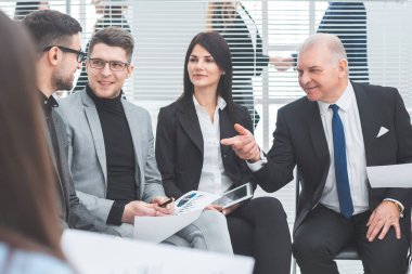 patron çalışma grubuyla finansal göstergeleri tartışıyor